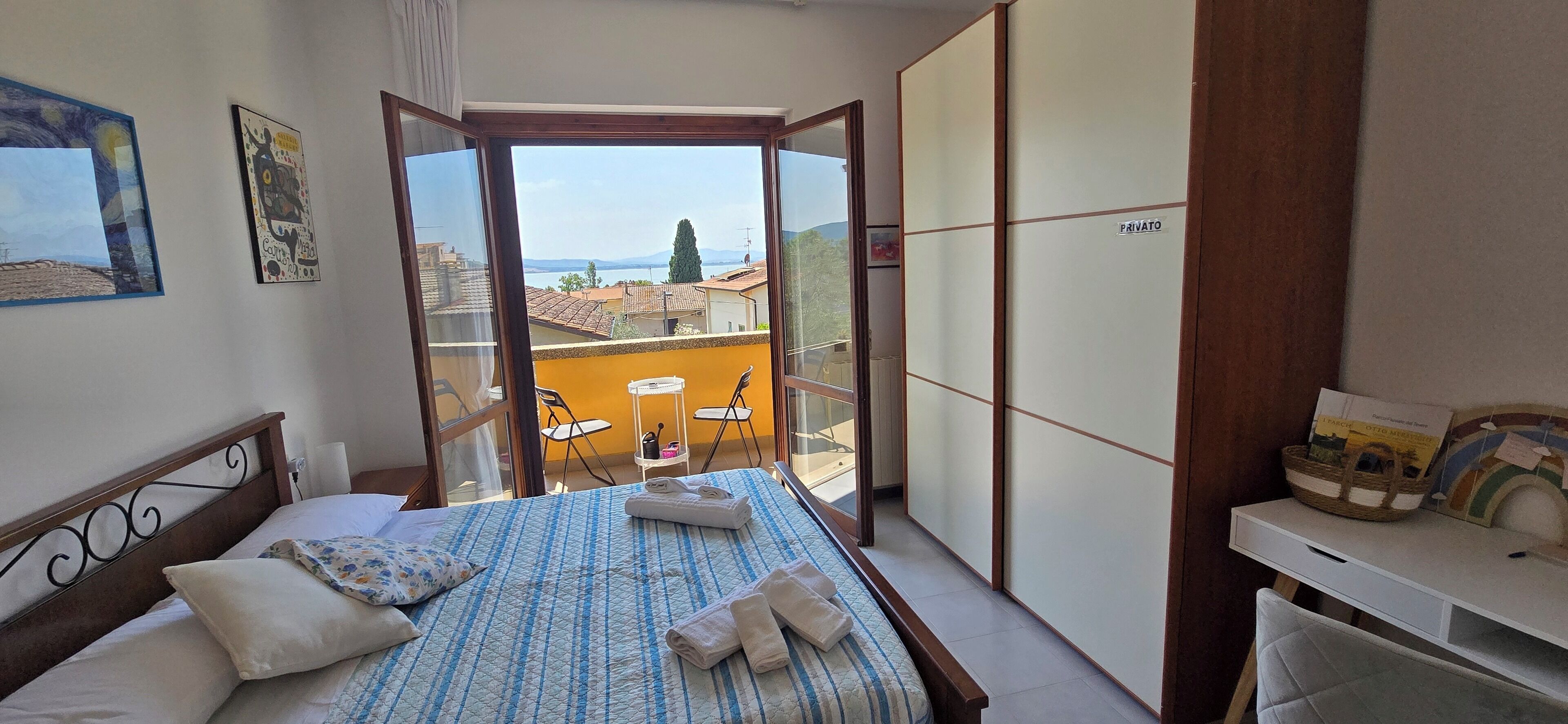 2 camere, una scrivania, ferro/asse da stiro, culla da viaggio