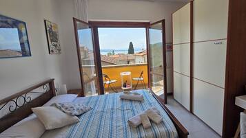 2 camere, una scrivania, ferro/asse da stiro, culla da viaggio