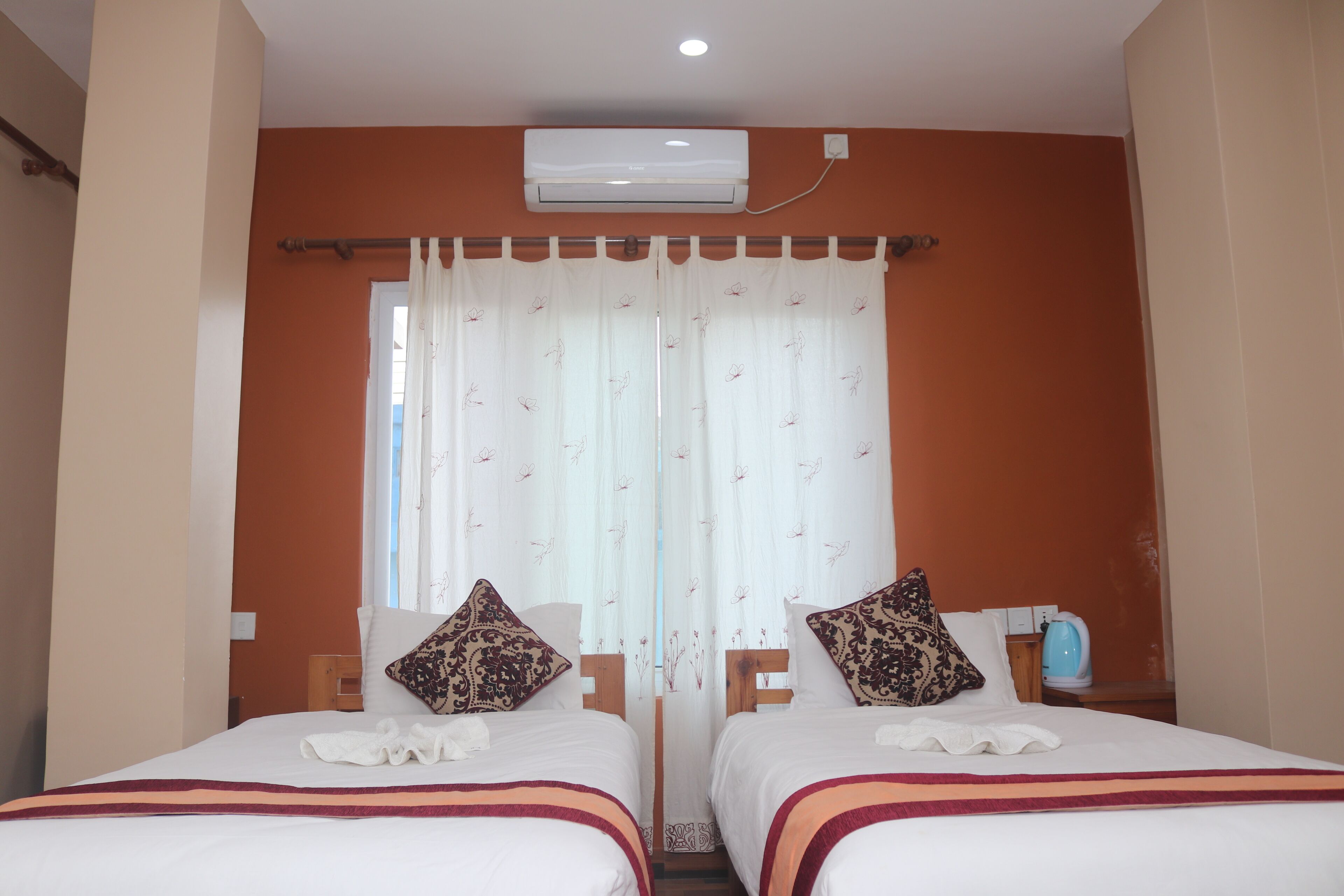 Deluxe-Doppel- oder -Zweibettzimmer | Individuell dekoriert, individuell eingerichtet, Schreibtisch