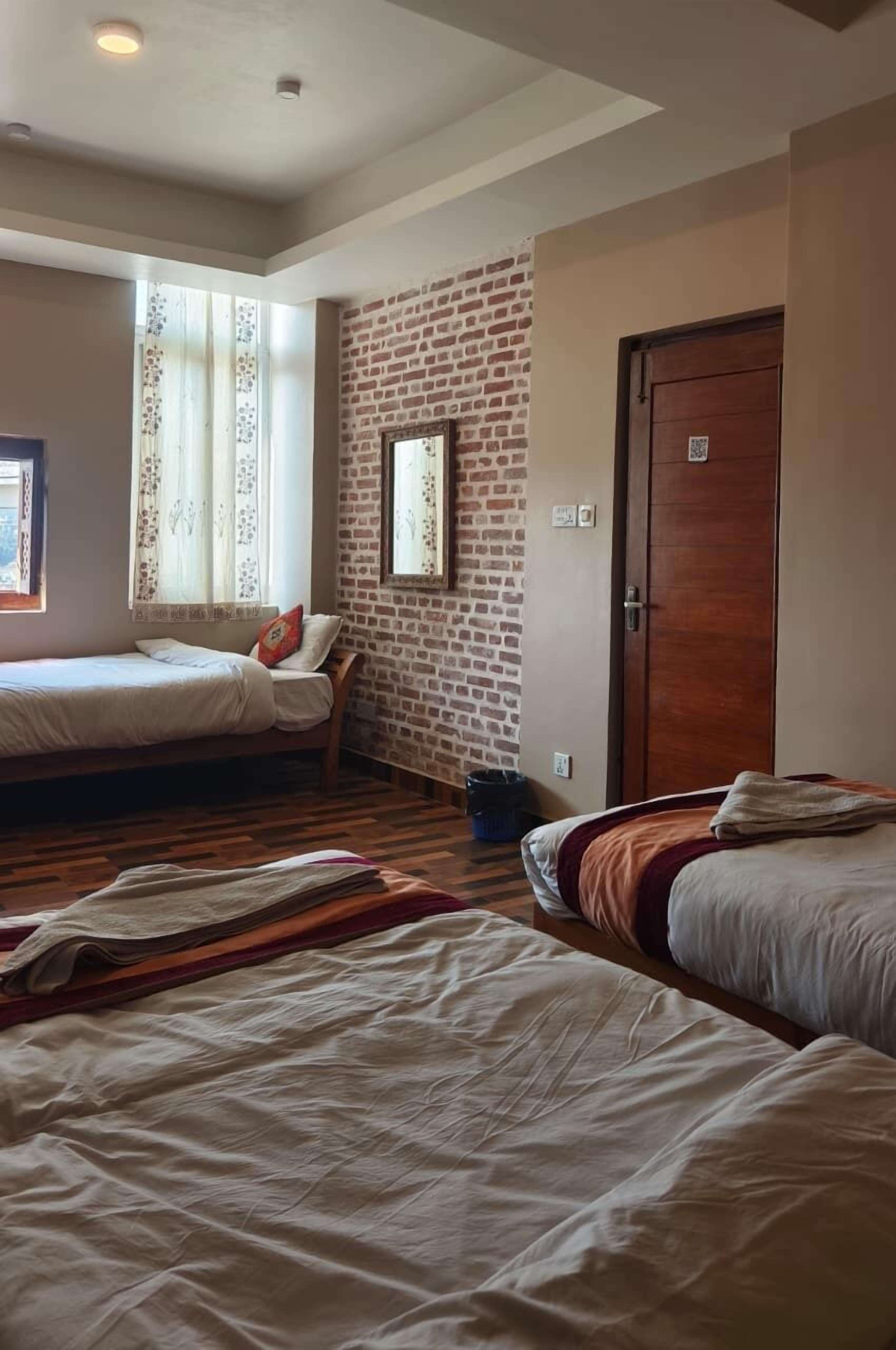 Dreibettzimmer, Stadtblick | Individuell dekoriert, individuell eingerichtet, Schreibtisch