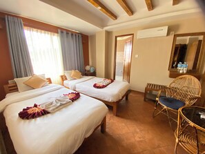 Deluxe-Doppel- oder -Zweibettzimmer | Individuell dekoriert, individuell eingerichtet, Schreibtisch