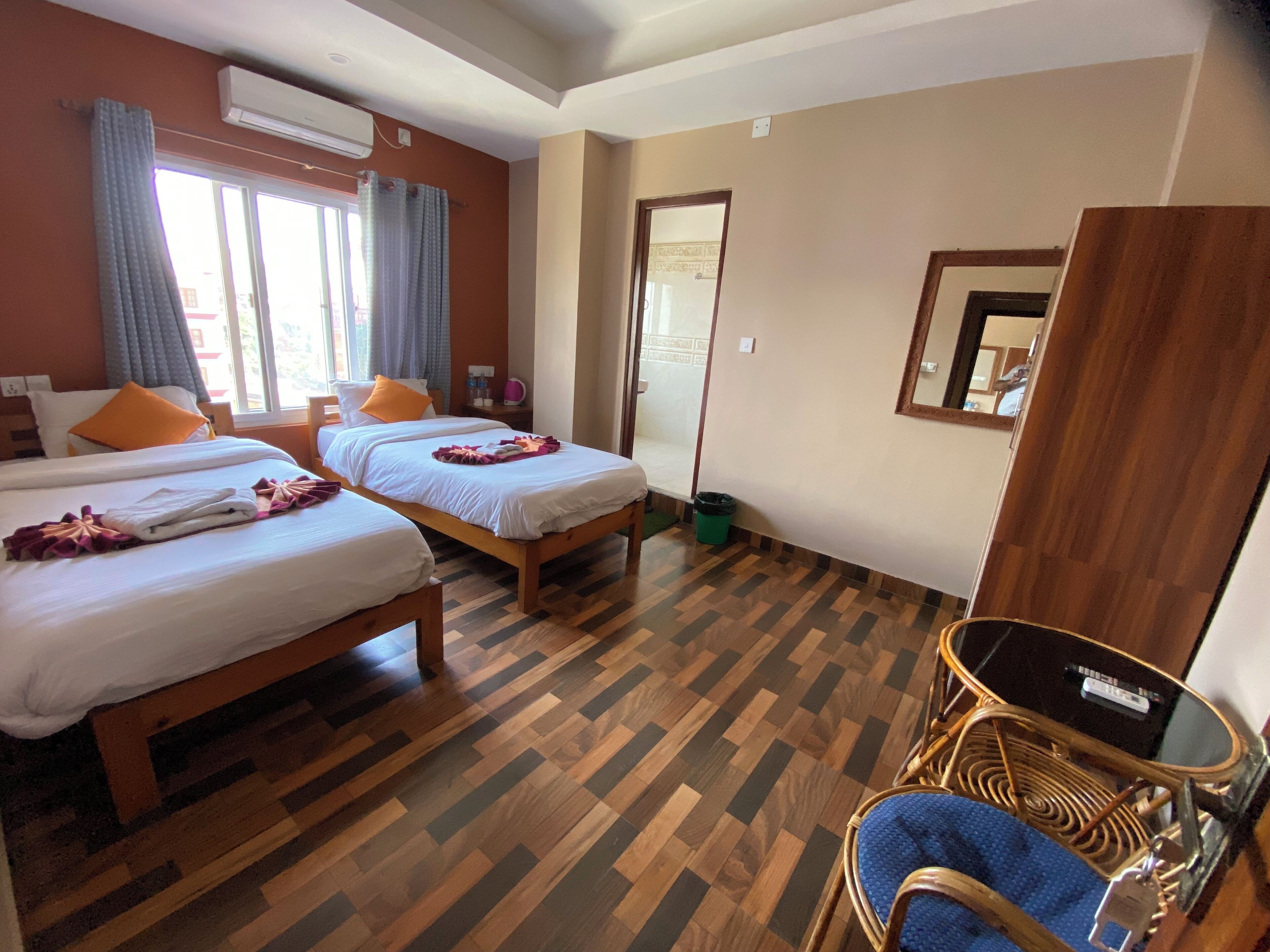 Individuell dekoriert, individuell eingerichtet, Schreibtisch