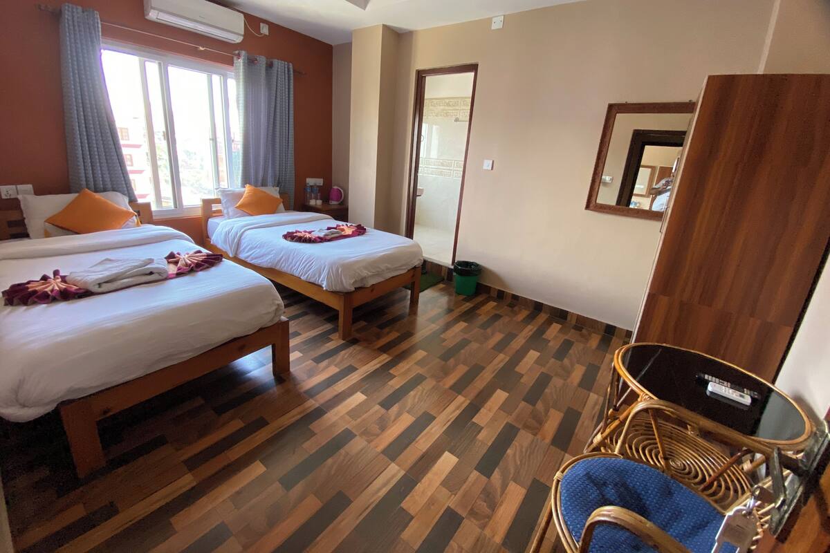 Individuell dekoriert, individuell eingerichtet, Schreibtisch