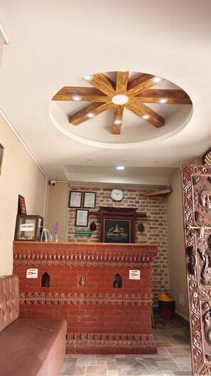 ฝ่ายต้อนรับ