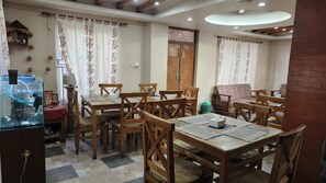 28-Zoll-Flachbildfernseher mit Kabelempfang, Kamin