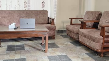 28-inch flat-screen TV with cable channels, fireplace