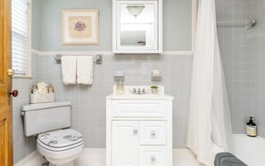 Hair dryer, towels, soap, toilet paper - The Horse & Hound Bourbon Trail Retreat at Chickapoo Farm (Shelbyville)