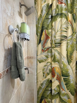 Shower, hair dryer, towels, soap - Heart of Downtown, Luxury King Bed, Ironman, Kona Islander Inn, fully equipped (Kailua-Kona)