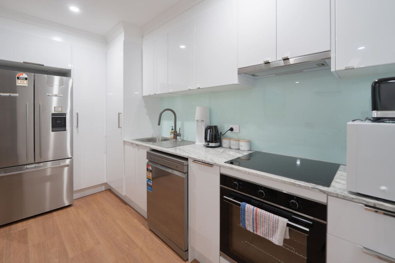 Micro-ondes, four, plaque de cuisson, lave-vaisselle