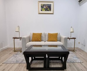 TV - Serene Wishart Haven: 1BR Private Parking M15 (Wishart)