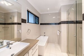 Bathroom - Grand Family Retreat: 5BR Oasis M11 (Sunnybank)