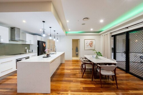 Grand Family Retreat: 5BR Oasis M11