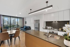 Fridge, microwave, oven, stovetop - Charming 2BR Home with Pool, Gym & Sauna (South Brisbane)