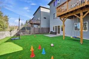 Children's area - Modern 1B Unit | Backyard | Close to UW Bothell (Bothell)