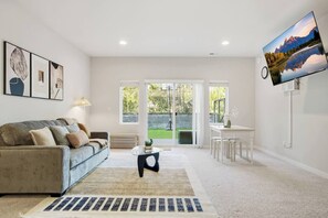TV - Modern 1B Unit | Backyard | Close to UW Bothell (Bothell)