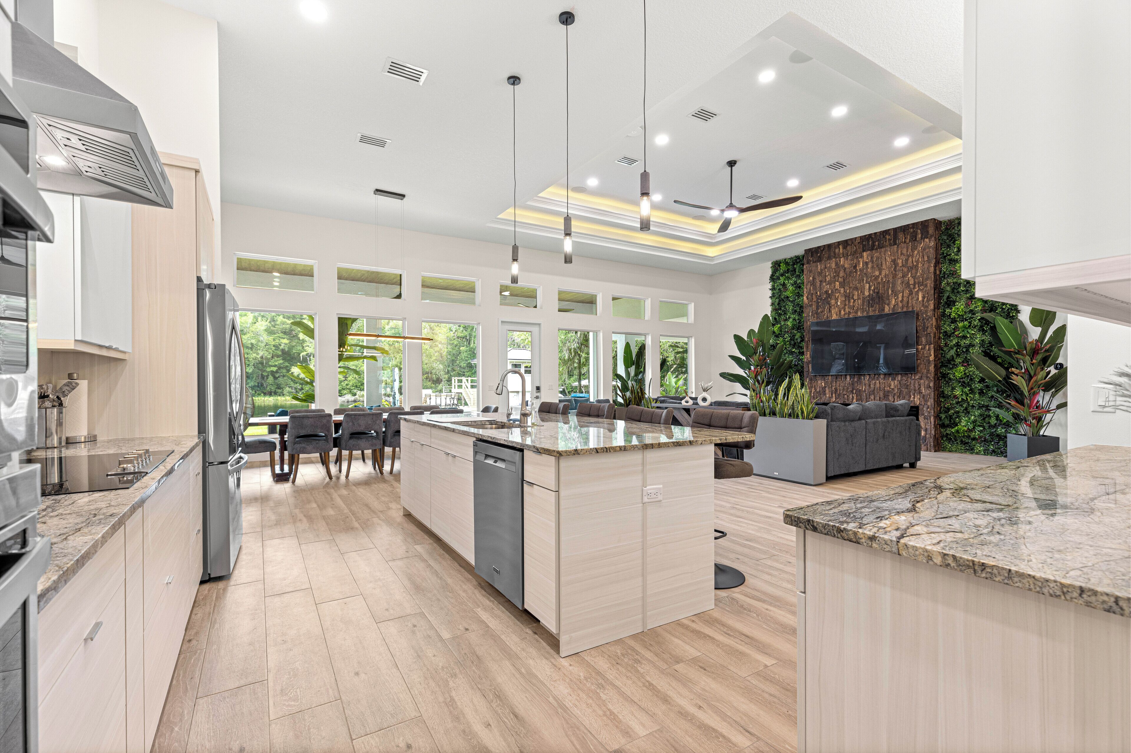 Jääkaappi, mikroaaltouuni, uuni, liesi