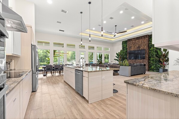 Kjøleskap, mikrobølgeovn, ovn og kokeplater