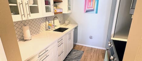 Four Ă micro-ondes, un four, surface de cuisson, lave-vaisselle