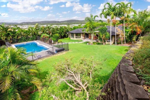 The Hideaway - Large Beachside Retreat with Private Pool