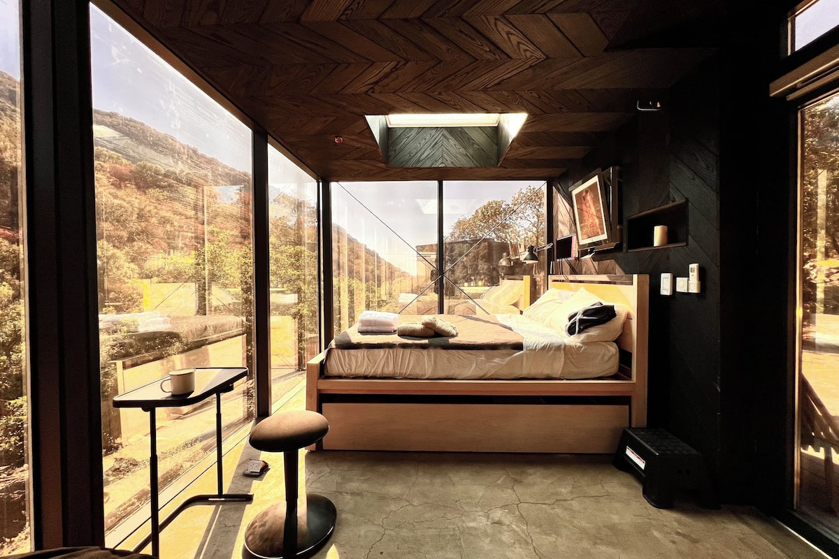 Awake House, Studio Suite, Hot Tub, 1 Queen Bed, River View | Free WiFi, bed sheets