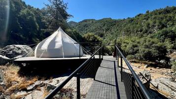 Liberated Tent - Luxury Tent Near Sequoia National Park | Sauna and River View | 무료 WiFi, 침대 시트