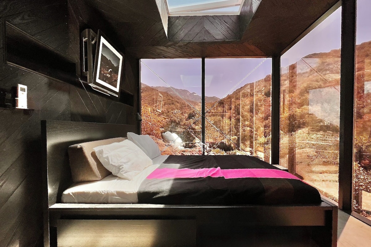 Infinite House, Studio Suite, Hot Tub, 1 Queen Bed, River View | Free WiFi, bed sheets