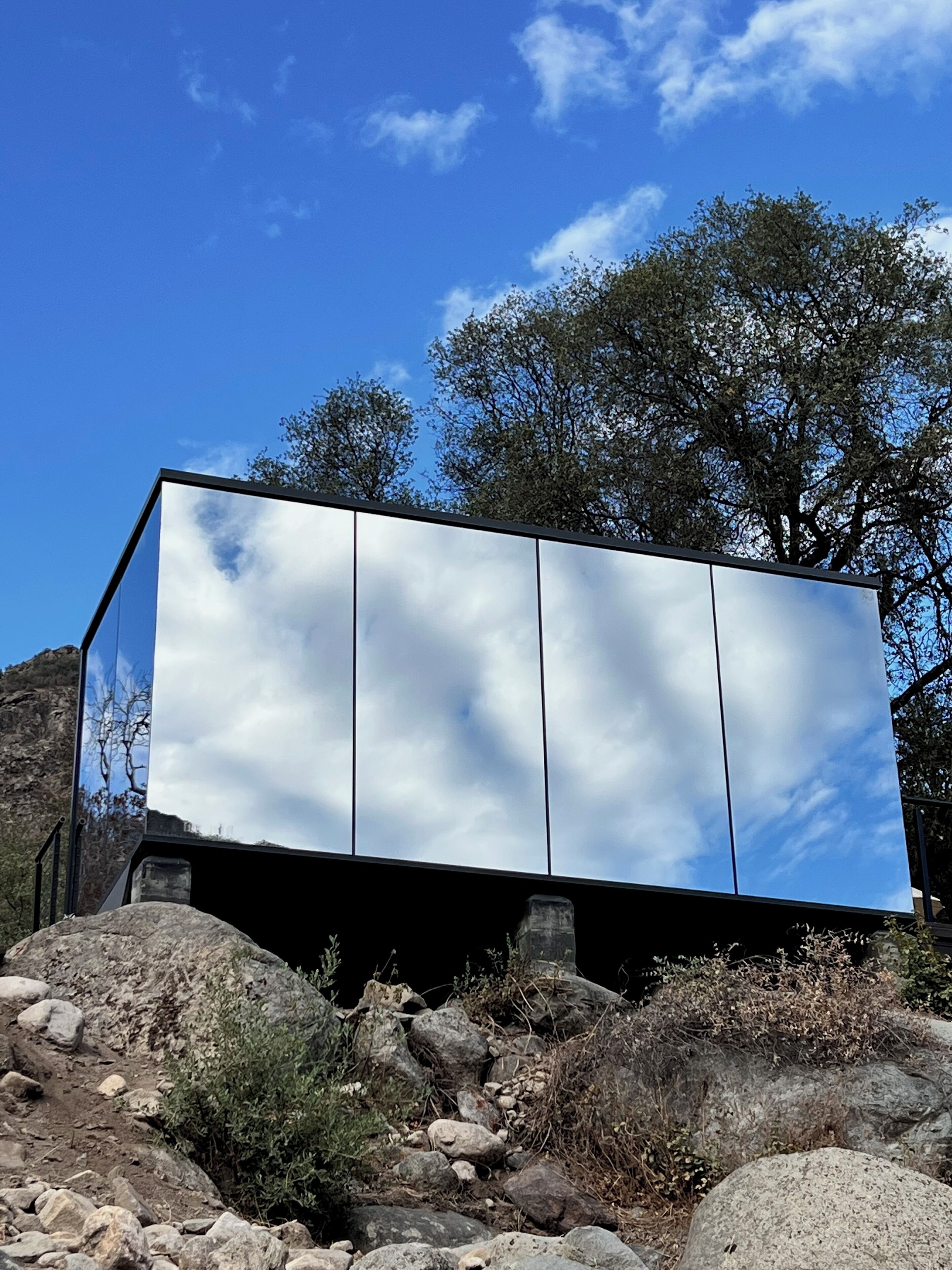 Een modern gebouw met een spiegelende glazen gevel.