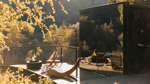 Una terrazza con un braciere, poltrone relax e un tavolino.