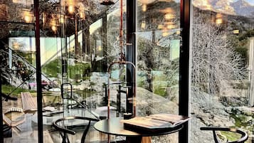 Infinite House, Studio Suite, Hot Tub, 1 Queen Bed, River View | Private kitchen | Mini-fridge, stovetop, coffee/tea maker, electric kettle