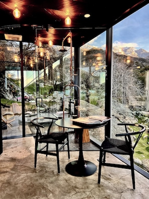 Infinite/House Luxury Cabin Near Sequoia National Park | Private Hot Tub + Sauna | Private kitchen | Shared fridge, coffee/tea maker, electric kettle
