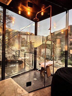 Stellar/House Luxury Cabin Near Sequoia National Park | Private Hot Tub + Sauna | 욕실 | 샤워 시설, 레인폴 샤워기, 무료 세면용품, 타월
