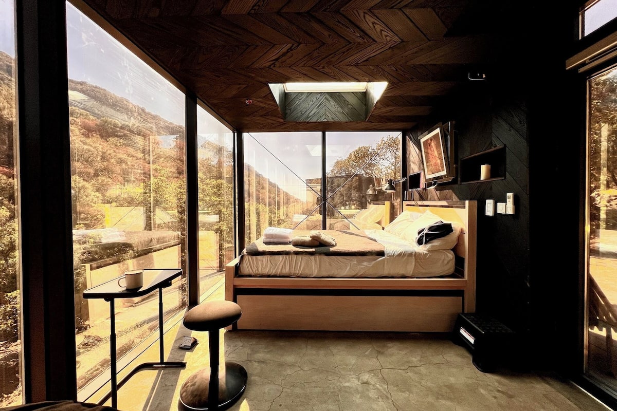 Stellar House, Studio Suite, Hot Tub, 1 Queen Bed, River View | Free WiFi, bed sheets