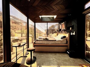 Stellar House, Studio Suite, Hot Tub, 1 Queen Bed, River View | Free WiFi, bed sheets