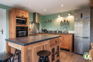 Jääkaappi, mikroaaltouuni, uuni, liesi