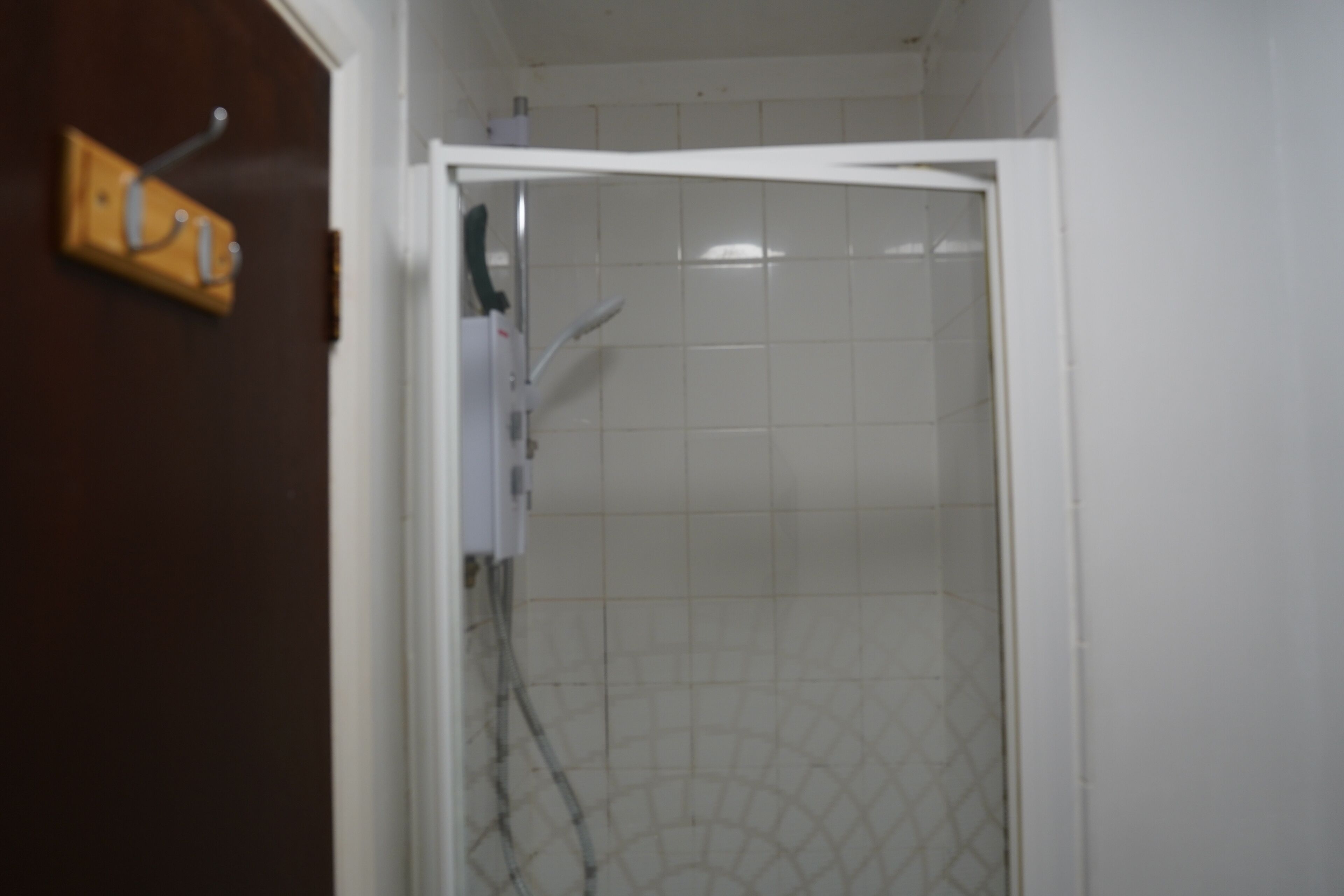 Een douche, handdoeken, toiletpapier