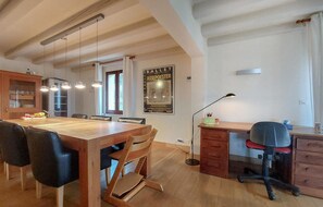 A spacious dining area with a wooden table and chairs, a staircase, and a desk with a chair. - Charmant avec vue paysagère (Castels et Bézenac)