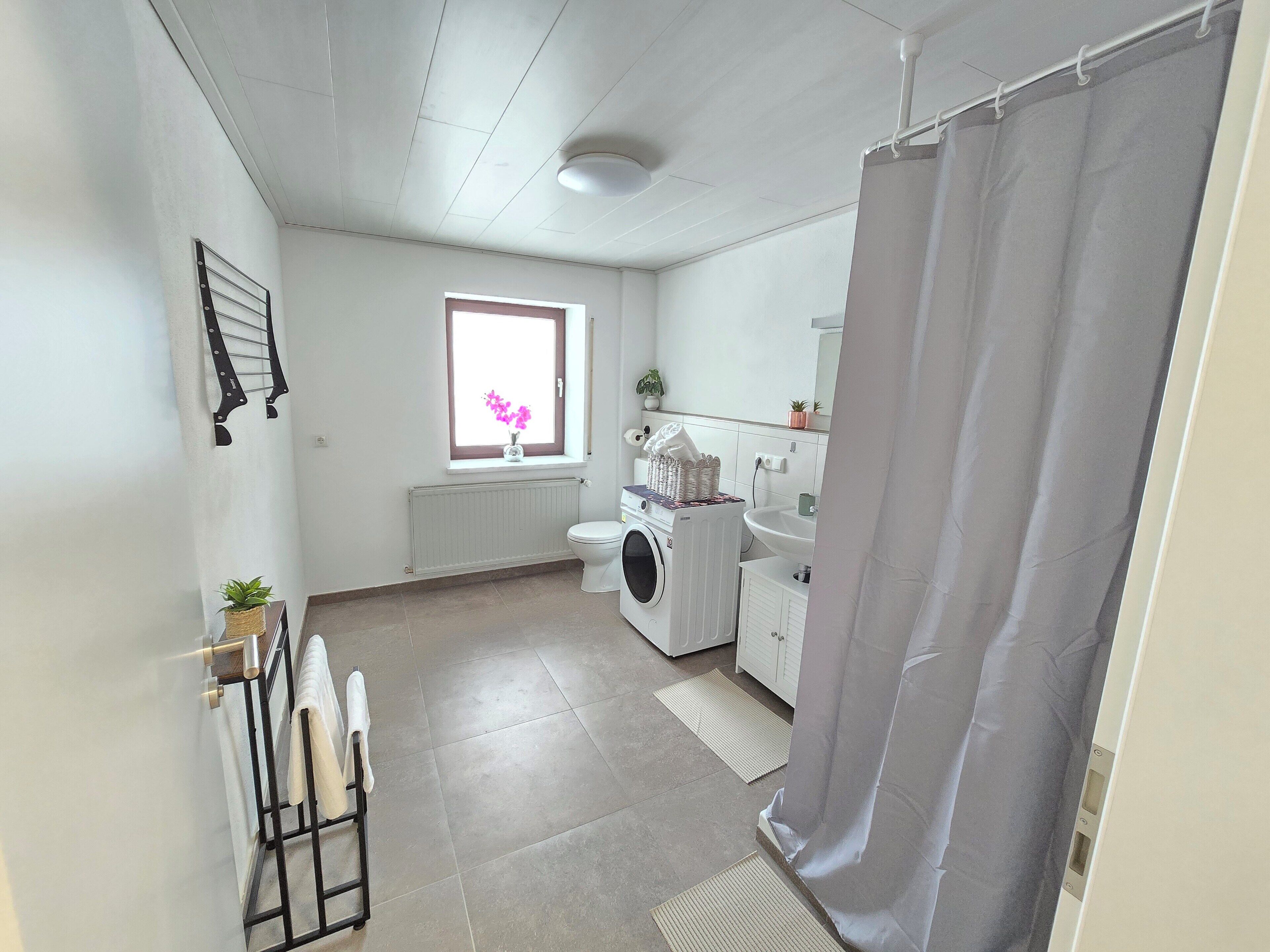 Een douche, een haardroger, handdoeken, zeep