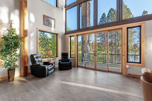 Een televisie en een open haard