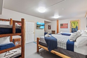 7 bedrooms, WiFi, bed sheets