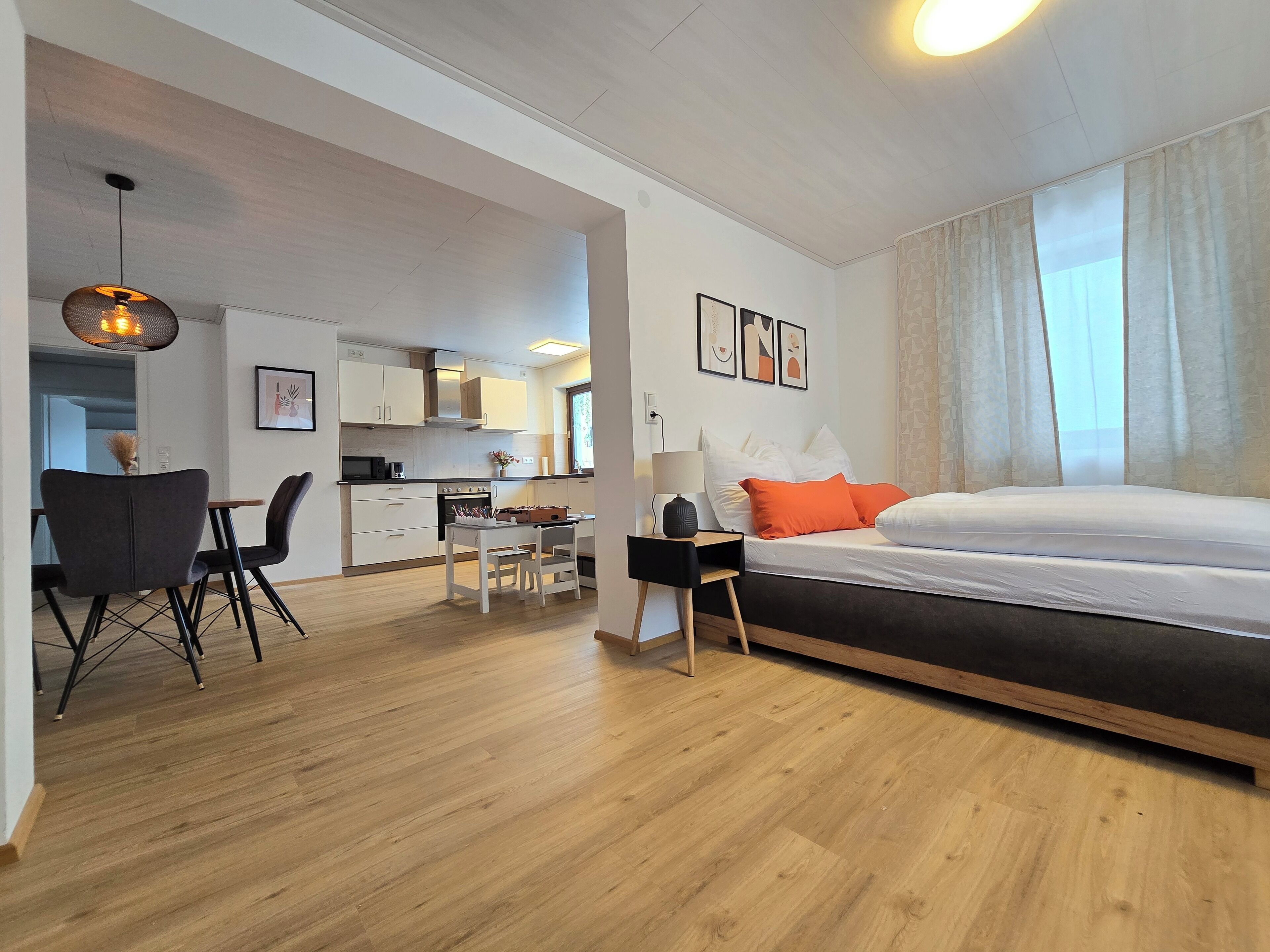 Tabla de planchar con plancha, internet y ropa de cama 