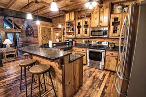 Fridge, microwave, oven, stovetop - Stairway to Heaven | 7BR Luxury | Mountain views (Broken Bow)