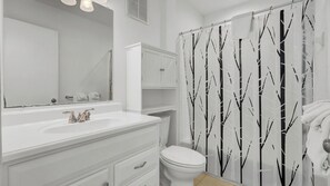 Apartment (1 Bedroom) | Bathroom | Bathtub - 301 F Port O Call by Avantstay Oceanfront Home + Shared Pool + Direct Access to the Beach (Isle of Palms)