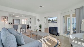 Apartment (1 Bedroom) | Interior - 301 F Port O Call by Avantstay Oceanfront Home + Shared Pool + Direct Access to the Beach (Isle of Palms)