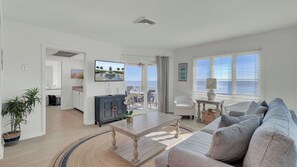 Apartment (1 Bedroom) | Interior - 301 F Port O Call by Avantstay Oceanfront Home + Shared Pool + Direct Access to the Beach (Isle of Palms)