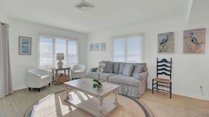 Apartment (1 Bedroom) | Interior - 301 F Port O Call by Avantstay Oceanfront Home + Shared Pool + Direct Access to the Beach (Isle of Palms)