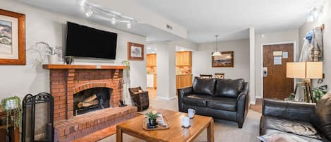 Huoneisto (2 Bedrooms) | Oleskelualue | Televisio, takka