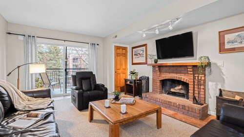 Park State Lodge by Avantstay Spacious Park City Condo + Balcony + Fireplace + Near Skiing, Dining & Trails