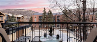 Park State Lodge by Avantstay Spacious Park City Condo + Balcony + Fireplace + Near Skiing, Dining & Trails