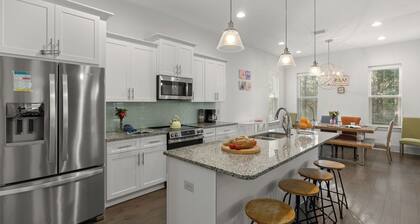 Sea Love by Avantstay Beach Home + Sleeps 16 Mins to Miramar Beach + Community Pool Group Stay