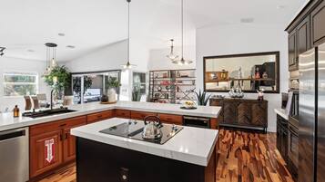 House (4 Bedrooms) | Private kitchen | Fridge, microwave, oven, stovetop